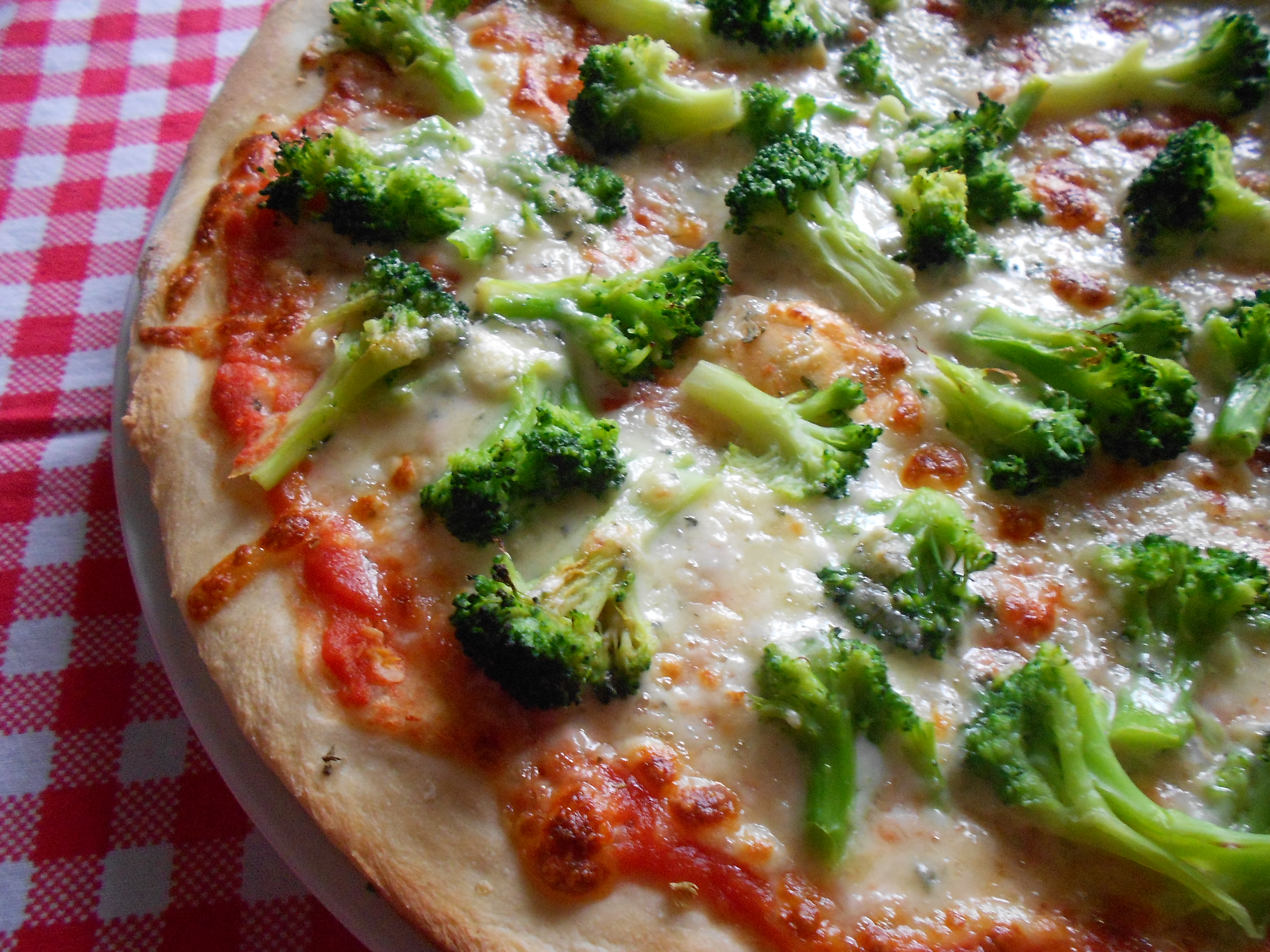 13. Pizza Brokolicová