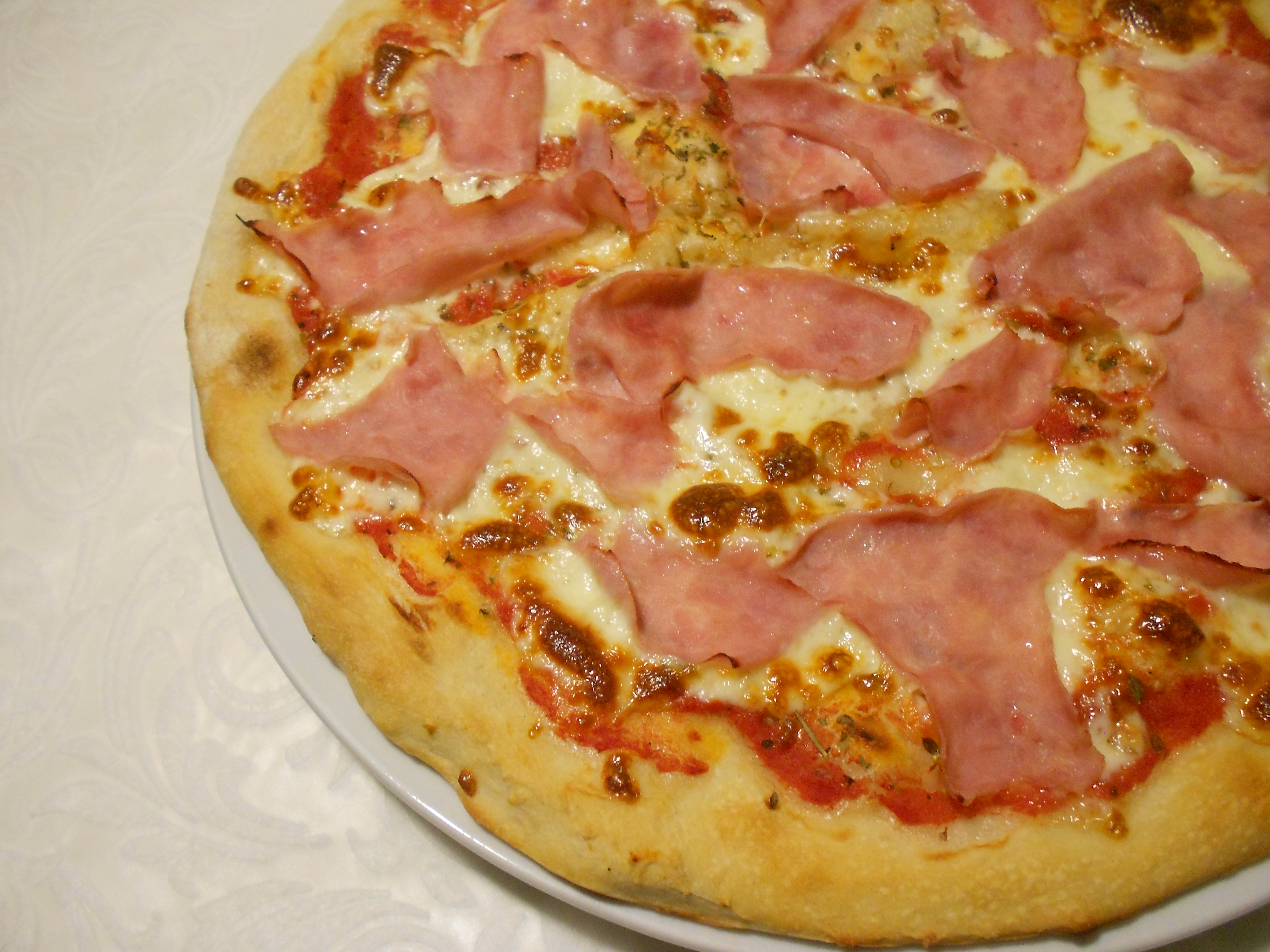 2. Pizza šunková